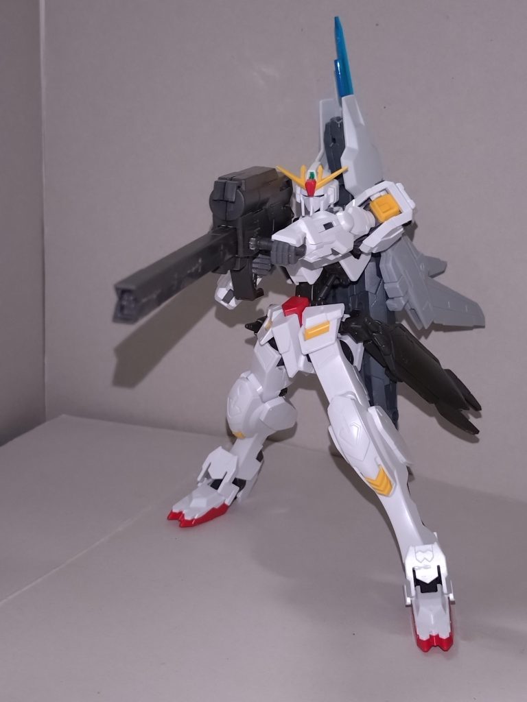 ハイパーメガランチャー(画像では右腕)Zガンダムのものとは異なり、実弾兵器のレールガンになっている。MA形態ではまず使わない。 フォノンメーザー砲(腰部)MS、MAどちらの形態でも使えるビーム兵器。 このほか、頭部にバルカン砲を持つ。