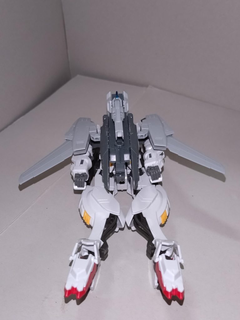 千聖「Zガンダム要素があるので、変形も差し替え式ですが、こちらでは単に下半身を一度外して反対に向けてから再度組み直すだけになりました」