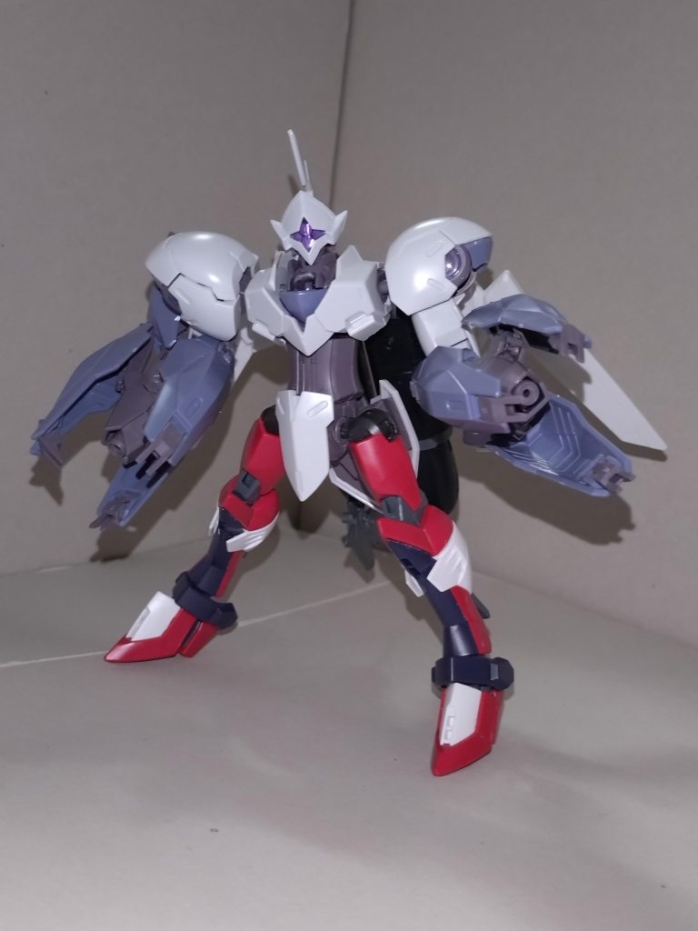 数日後つぐみ「脚はイモータルジャスティス(の成形色)のままだそうですが」紗夜「そこは私が止めた。塗膜が厚くなると可動に支障をきたすだけでなく、破損の原因になるし」つぐみ「塗らない方が無難なこともありますよね」