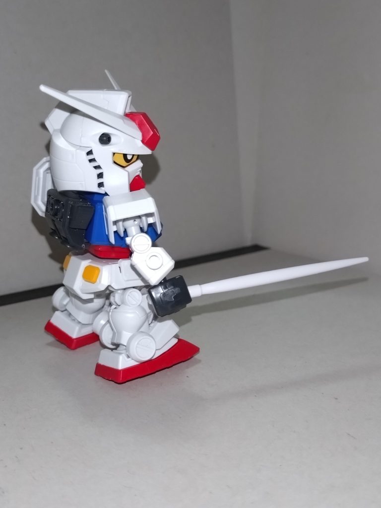 友希那「改造箇所はバックパックのサーベルラック部分です。キットでは繋がっているサーベルのグリップ(C1-14)を1本ずつに分割し、さらにグリップの取り付け位置を浅くして、画像のように外せるようにしました」