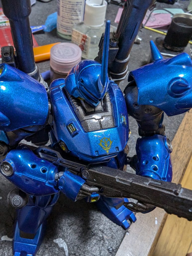 前腕も穴あけ。実際はかなり光っています。