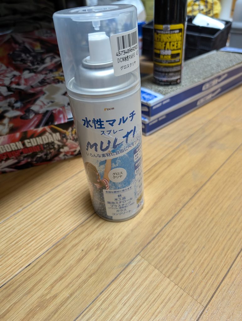 今回はホームセンターで購入したこれでトップコートしました。プレミアムトップコートとの差はあまり感じませんが、一気に厚塗りするはNGぼいです。420mlで1000円くらいでコスパはいいと思います。ツヤも結構出ます。