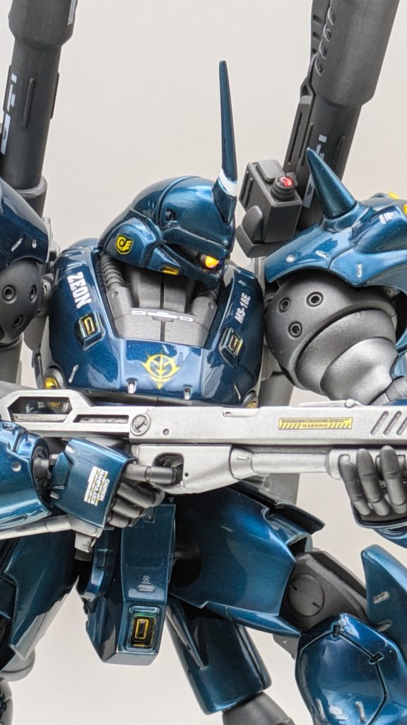 明るいシルバーにクリアブルーを塗ったら、おもちゃ感が出過ぎた為に、ガンメタを下地に、クリアブルーとクリアブラックを調色して、明度を落としてシックな色調を目指しました。スジボリはバトルオペレーションを参考にしています。