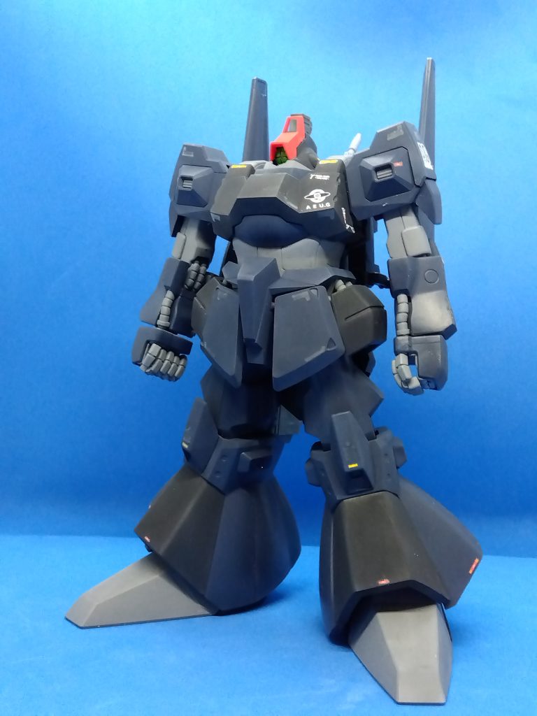 我が家の「シャア専用機は赤ではなくなる呪い」がここでも発動しました。でも、黒いのが欲しかったので。え？クワトロだって？ちなみに現時点ではサザビーだけが呪いから逃れています。 