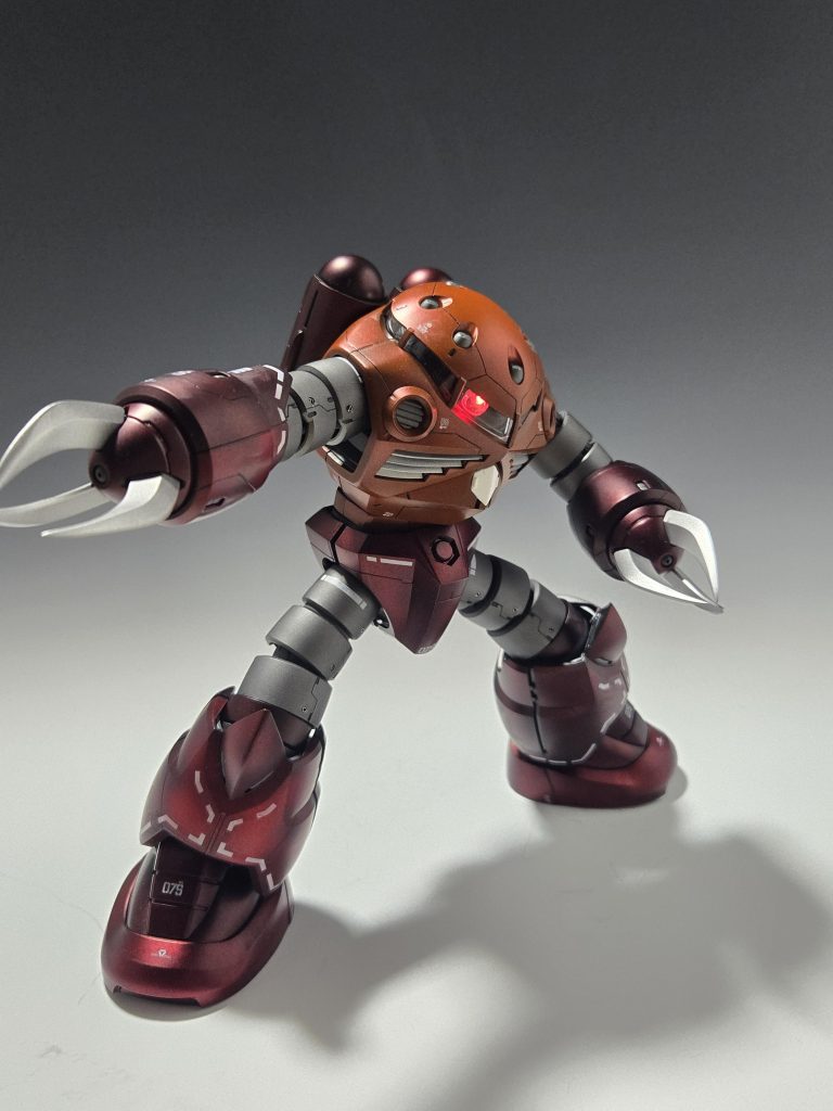 MGズゴックの表紙カラーが好きなので胴体はオレンジがかった塗装になっています。シルバー下地の上に蛍光レッドをふいて再現しましたがなかなか面白い色になったのではと思います。