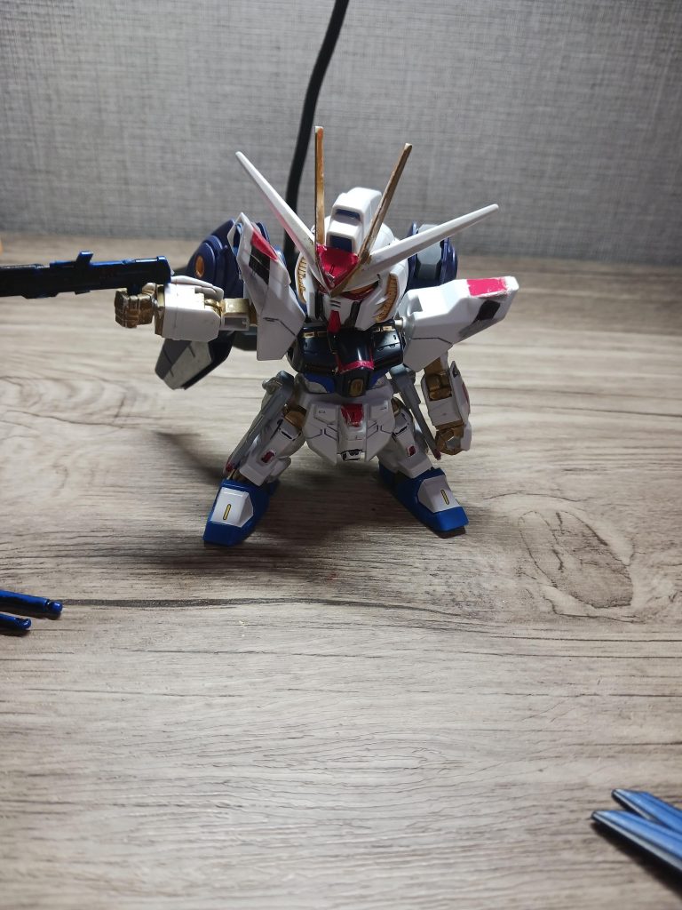 レールガンを持たせてみました。ウィングが可動するので構えやすいですが、自立しにくいですね