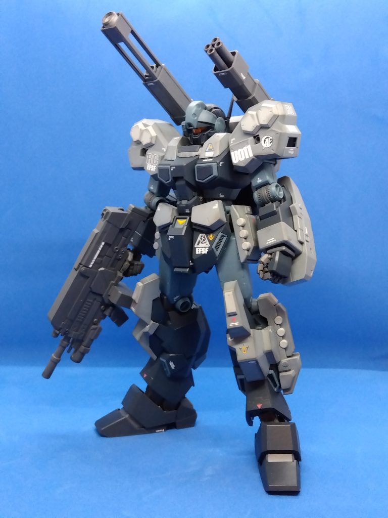 積み減らしもありますが「無塗装成型色活かし」をしっかりやってみたいというのもあり。と言うのも塗って仕上げた方が楽な部分も多く、成型色ままゆえに工作の粗とかがもろに出てしまうなど実は難易度高いのでは？と感じてまして。最終的に「塗装してないの？」と思わせる仕上げできたら面白いなぁと。え？ジェスタ011はEWAC機？そ、そういう時もあるよね。