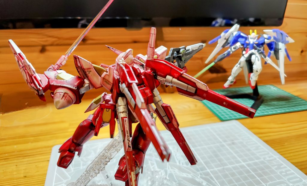 長男作のダブルオーライザーとコラボ。無塗装でも充分カッコ良いダブルオーライザーと、塗装しないとどうもならないリボーンズガンダム。