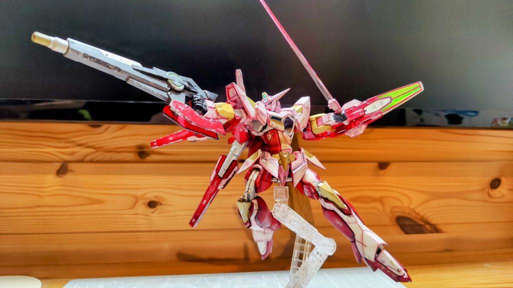 リボーンズガンダムはずーっと欲しくて、待ちに待って再販でようやくゲット。仮組みしてみれば、正面ほぼ「白のツルツル」でオモチャ感が満載でしたが、面積的に塗装プランはグラデーションと決まりました。