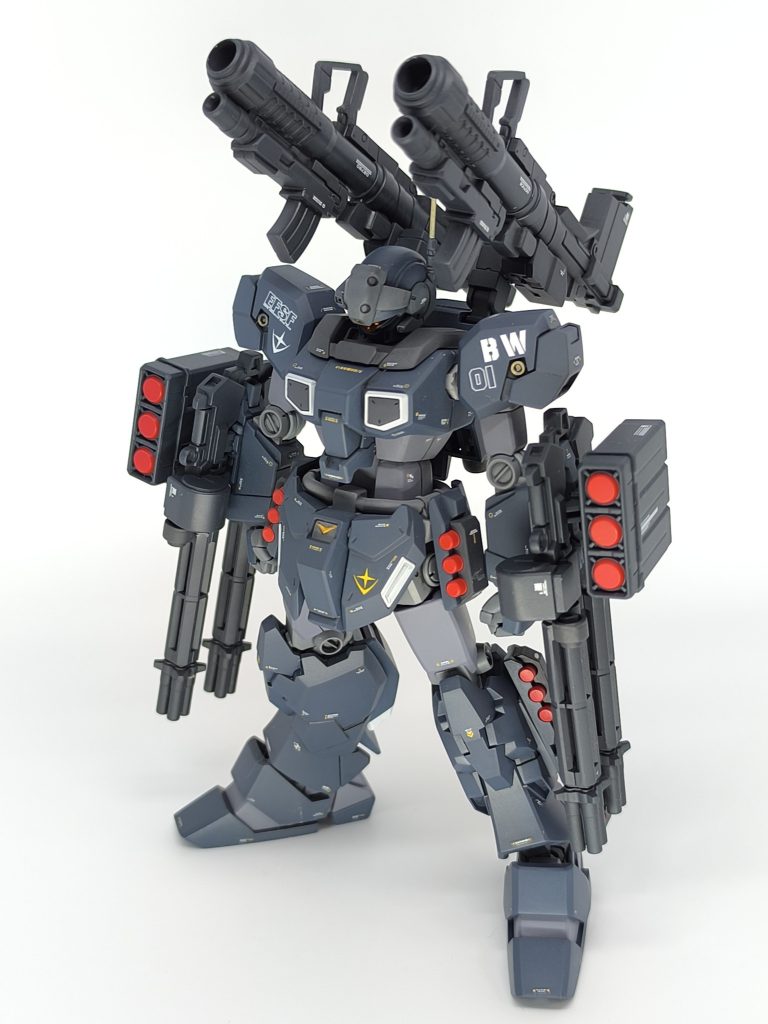 【反省】組んだのが発売当時のものなこともあり腰関節が弱っててバズの重みで後ろに反ってしまう。仮組みの時は気にならなかったので、制作中も徐々にヘタったのだろう。腹部延長したけど、コクピットハッチはそのまま。腰との隙間が大きくなってしまったので延長した方が良くなったと思う。ミサイルポッドや脚部グレネードはマグネット接続にしたが、すぐ回ってしまう。こういう使い方はダメみたい。肉抜き埋めや頭部メインカメラには、ダイソーUVレジンを初めて使ってみた。手軽で早いしなかなか良い。