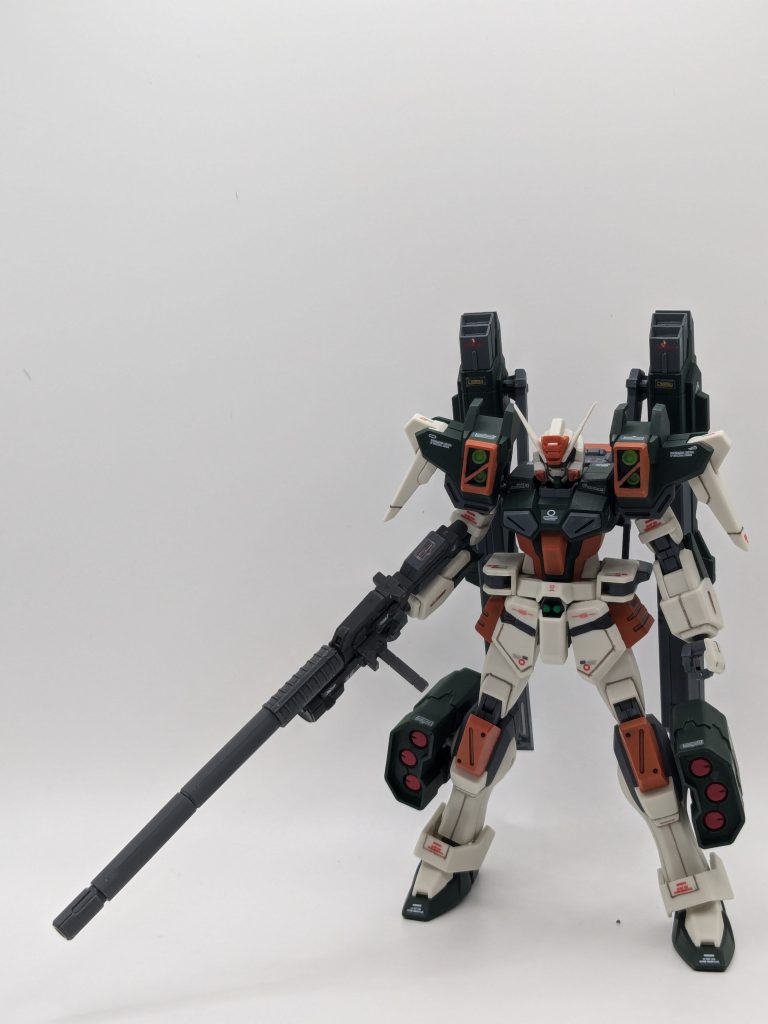 なんか手元と脚部が物足りなくて・・システムウェポンキット003のビームライフル(ロングタイプ)とビルダーズパーツランチャー01を追加装備しHWSに最初は携行なのでショートバレルも考えましたが、やはり長物は正義w