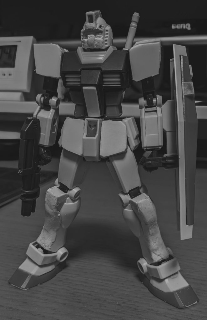 製作過程その2一番最初期の仮組みバランスの確認でジムに見えるのかチェック白黒撮影した画像が1枚だけあったので…これでは…ジムに見えない…気合い入れないと…