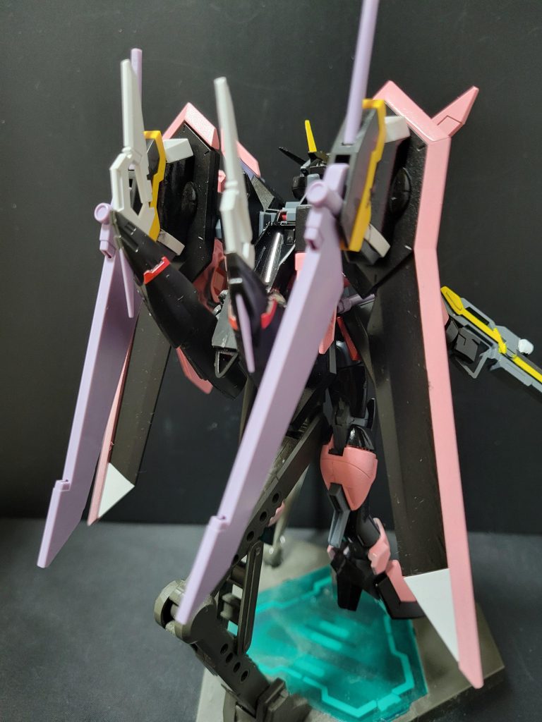 主にいじったのはバックパックで、ガイアガンダムの犬の頭を2つ追加しイモジャのビームブーメランを接着、グリフォン2ビームブレイドをそのまま接着しました