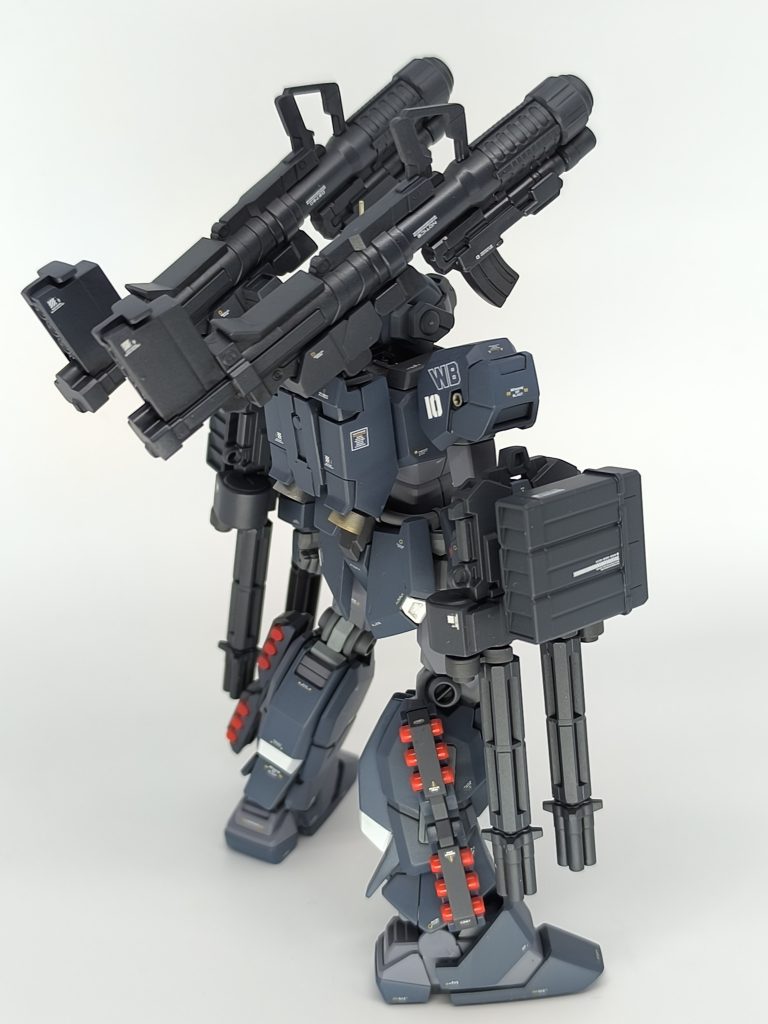 塗装はもっと遊ぼうと思ったが、1年後に後悔すると思い直して地味にした。写真だと照明の反射のせいで色分けして無いところが色分けしてるように見えるところがある。今回、いつものUVカットスムースクリアつや消しでなく、クリアとフラットベースで作ったものでトップコートしたのが原因の一因かまもしれない。