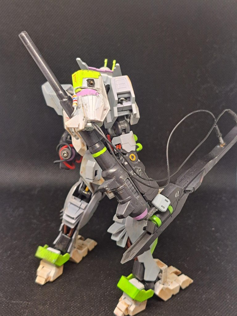 右腕のトンファーを無くしたので、肩にタンク的な物を付けて剣に接続しましたが、後からトンファーが見つかったので付けたため少しごちゃごちゃしてます 