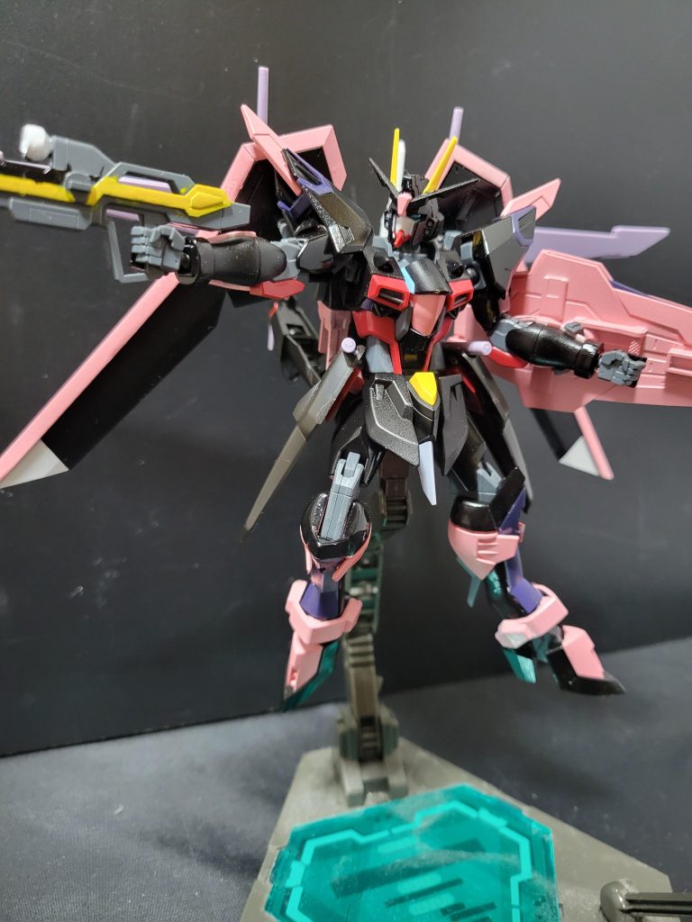 ビームブレイドがMS形態でも横に広がるので、ハイマットモードみたいになります黒ボディにハイマットモードってストライクノワールみたいですね