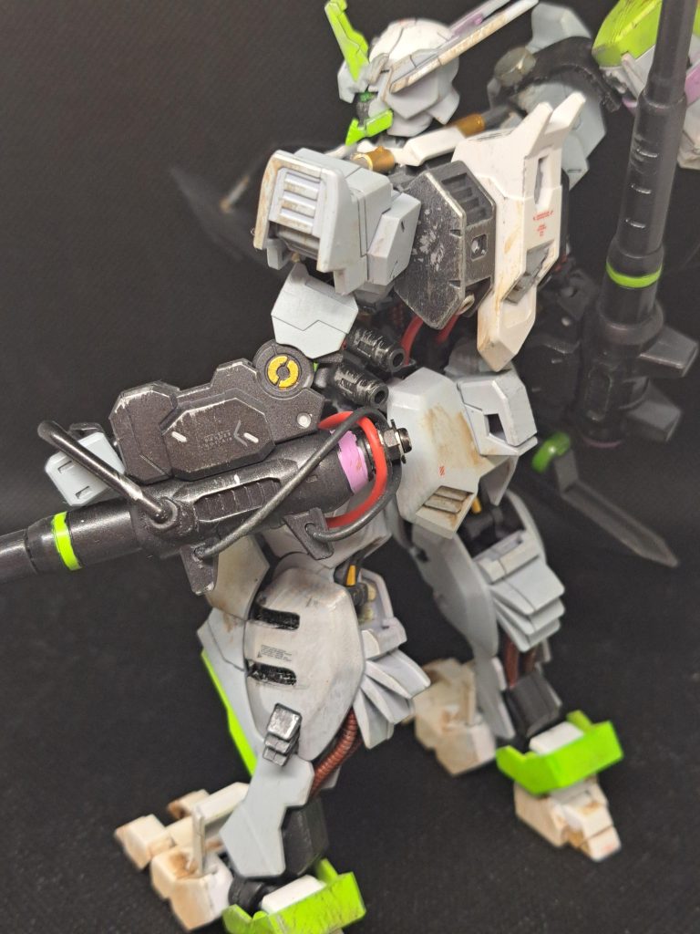 右腕に電線を付けたので左側も電線を付けてみました