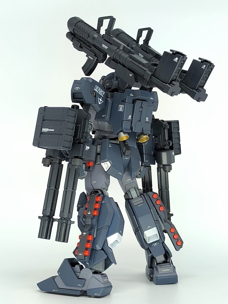 【キットに関して】コスパは良いと思う。ただ素組みで気になるのは、肩アーマーの合わせ目消しが難しいのと、胸部側の肩アーマーの受けポリが露出して塗装剥げること。肩はカバーパーツが欲しかった。設定画とは違うけど、むしろ全体のバランスは、設定画より人のスタイル的なカッコよさのあるまとまりだと思う。