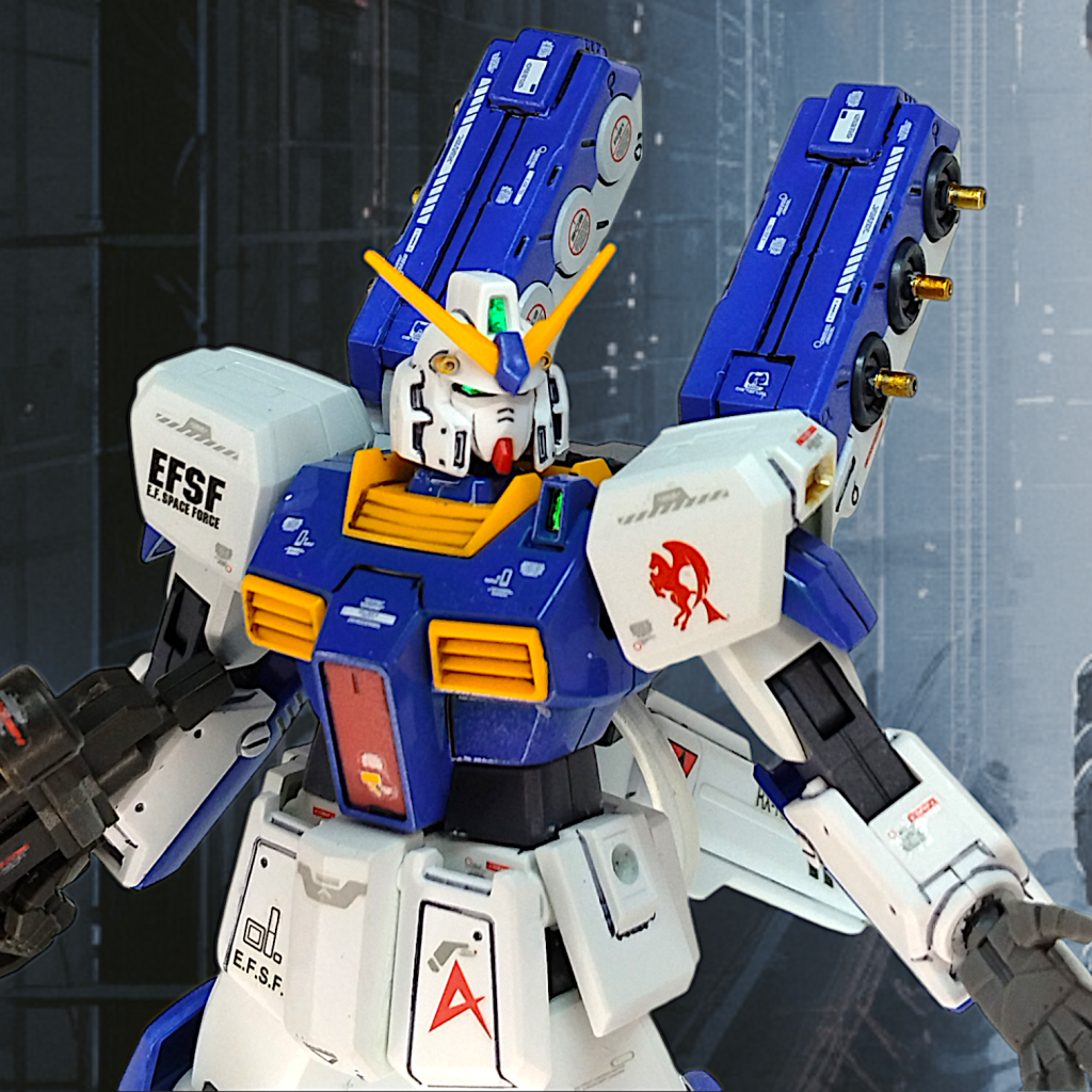 HGのアレックスって顔がゴツい気がしたので、ちょっと削って整形してますそして武装が地味なので・・・ジオングを圧倒するために「もうファンネル装着しちゃえ!」という安易な発想ですいません(gundam-kao10)背中のシルエットを整えるためにプロペラントタンクも追加