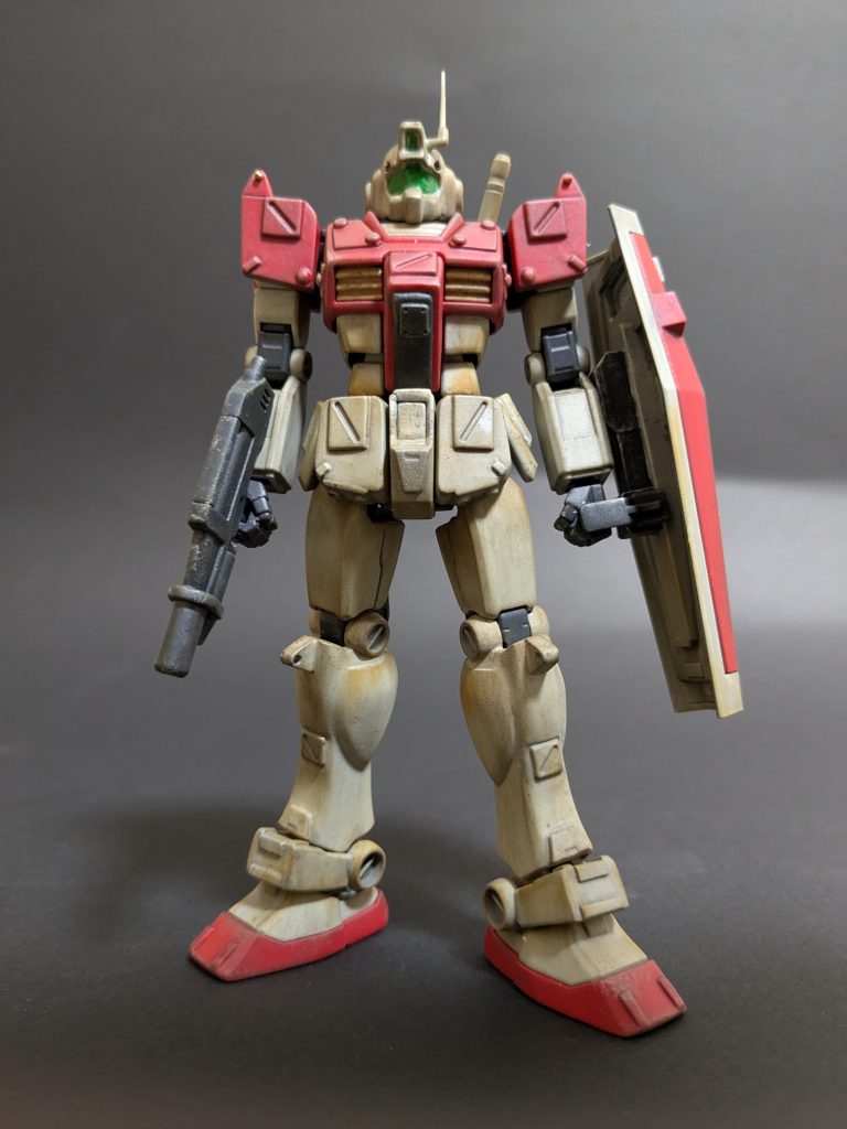 肩部、スカート部をプラ板で分厚くしてます。スネ部をさっぱり気味に加工してジムっぽく。ビームライフルを短くしてスコープ無くしてビームスプレーガンっぽく見えるようにあっさり風味に…弱そうに…。 