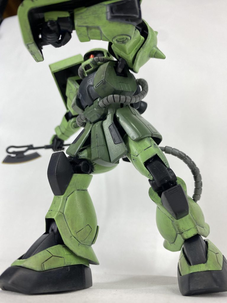 肩口はポリキャップを仕込み、胴体側を切り欠いて上にスイングできるようにしました。スパイクアーマーもスプリング接続に変更し、ポージングに合わせて自然に動くようになっています。