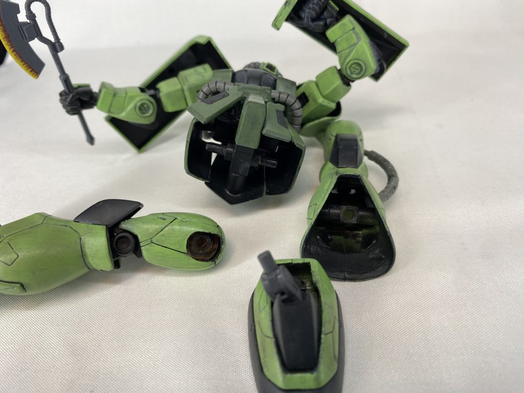 脚部はボール接続から3mm軸に変更。太腿の穴を広げ、中に30MSのふとももパーツを仕込むことで、最新のHGUCと同様の関節構造を再現しました。足首も多重関節化、フロントスカートもスプリング接続にし、トータルでかなり可動域が広がりました。