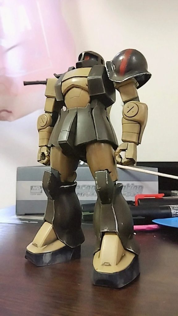 かなり苦戦して滲んでしまってますがショルダーの赤ラインはお気に入りです✨以前投稿したギャンと同様モノアイシールはクリアオレンジで塗ってあります。ヒザとスネのチッピングはかなりこだわりです！