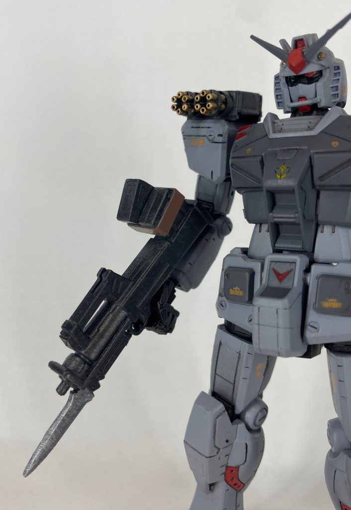 肩部ガトリングは、旧MSVのザクデザートタイプのグレネードラックを基に作製。マシンガンはベヨネットのほか、連結マガジンを装備した改修型です。