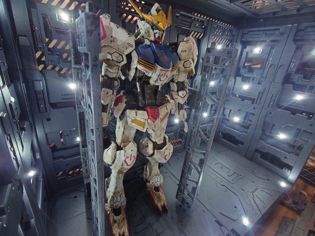 最近購入したledハンガー2つと100均で購入したプラ箱でお手軽撮影ブースを作成しました。合計4000円くらいでしたが、MGも入るので悪くない買い物でしたね。