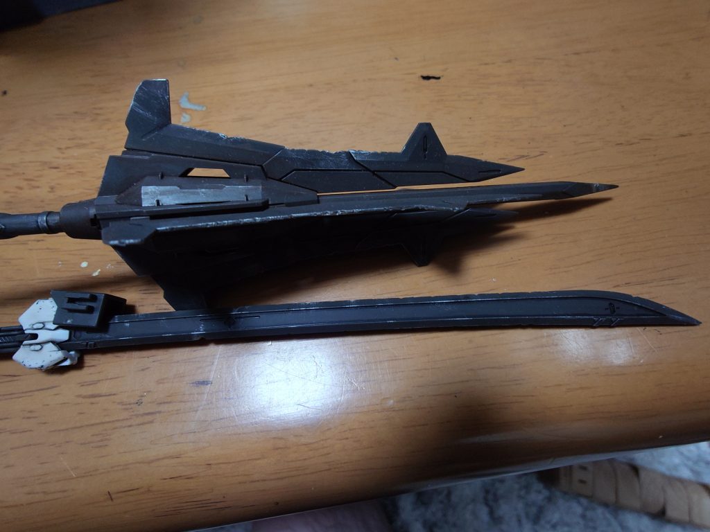 武器は刃こぼれさせて、ドライブラシでそれらしくしました。やっぱり鉄血系はボロボロな方がカッコいいですね～。