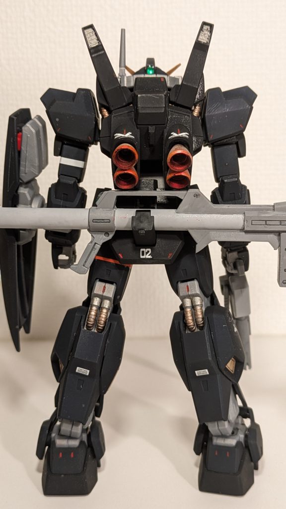 スラスターは、ガンダムマーカーをエアブラシステムを使って塗りました。つや消しをふいてしまったのが失敗でした。残念な感じになってしまった。また、各所のセンサーにはレジンを使って光沢感をアップさせてます。