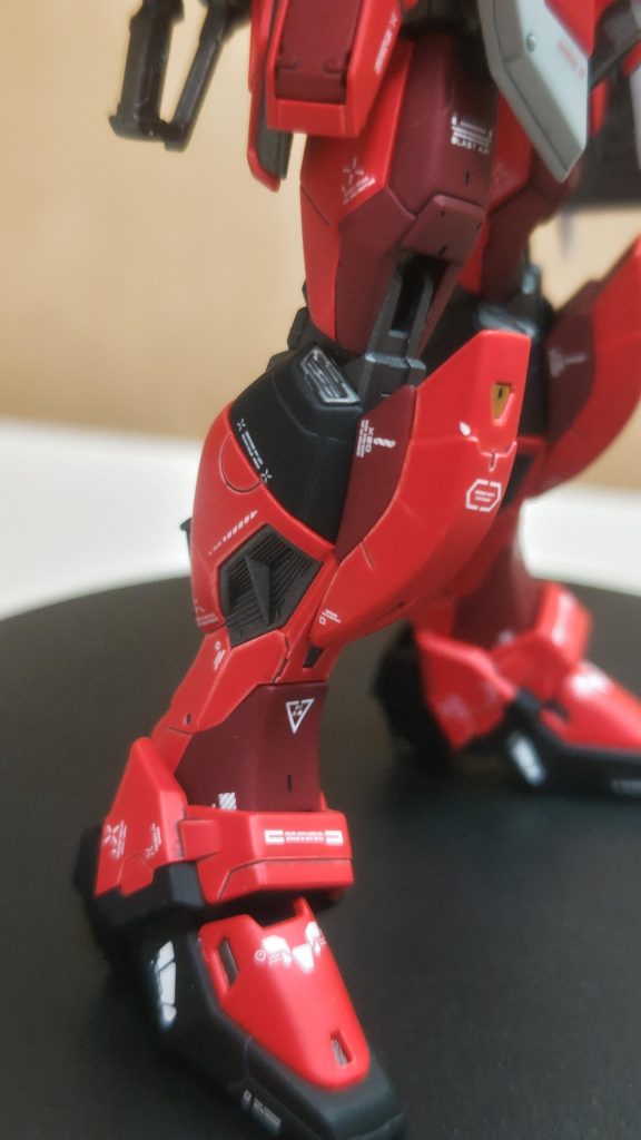 脚も大量のデカールを貼ってます。