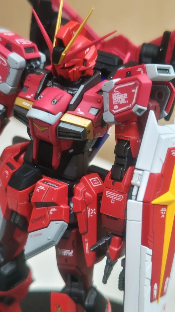 RGだけど、赤にしたせいかディテールが見えづらくノッペリして見えたので、今回はこれでもか!っくらいデカールを貼りまくりました。