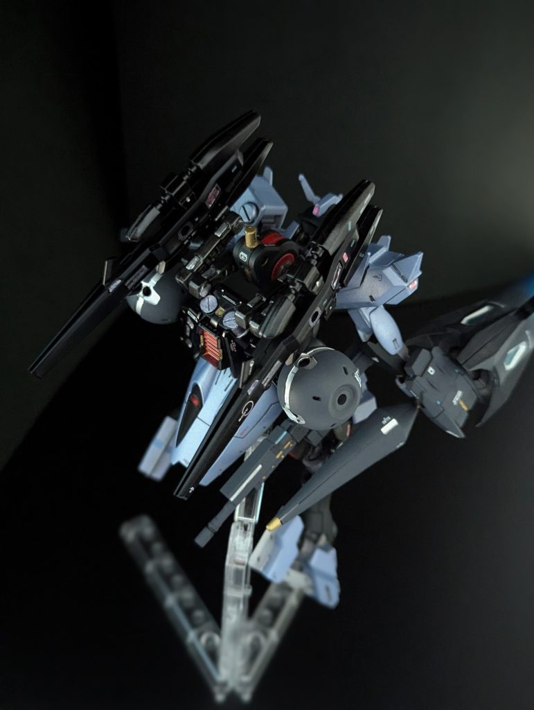 背面バックパックは、30MMのワイヤレスウェポンパックと、コトブキヤMSGのプラユニット：メカニカルアーム腰部の武器ラック兼追加ブースターは、コトブキヤMGSのヘヴィウェポンユニット：エクシードバインダーの一部