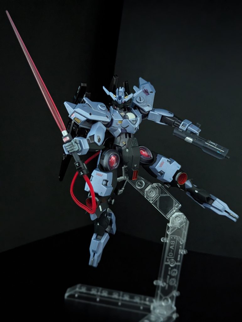 ビームサーベル軽いべギルベウという機体を取り込んだことで鉄血世界のビーム技術とはことなるエネルギーを放ち、通常の対ビームコーティングであれば貫通して切断が可能ただし背面のエイハブリアクターとの有線接続をしないと出力が保てず発現しない