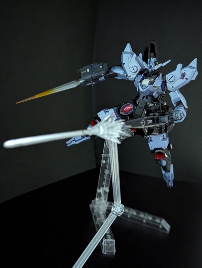 ダインスレイヴバックパックはブースター兼、必殺のダインスレイヴの射出装置になっている。片側あたり２発を発射可能。