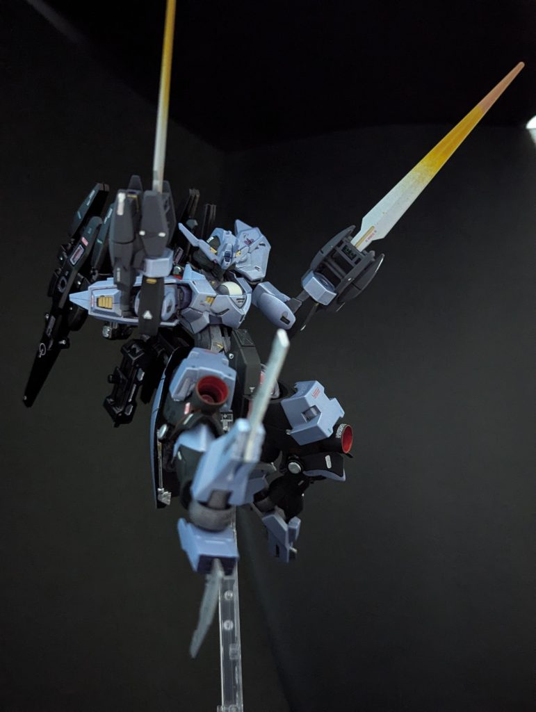 べギルベウの機体情報を解析しデータを参考に開発したヒートベイオネット脚部のブレードと相まって、乱戦でも小回りの効く接近戦が可能