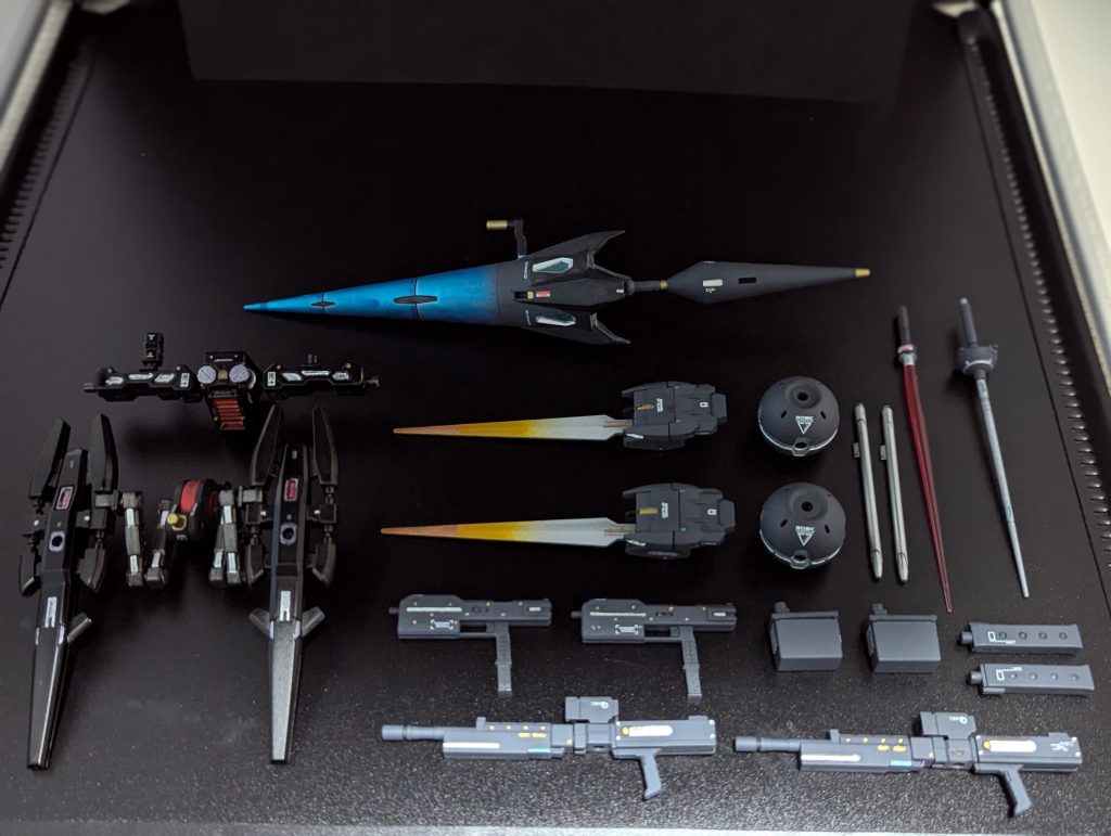 水星の魔女キットがベースなので、アクションポーズがかなりとれるため、楽しくなって気づいたら武装もりもりでした（機体性能を活かせるポージング技術がほしい、、、） 【塗装】 メインの色はいずれも缶スプレーです。関節：ガンメタルアーマー青：パールライトブルー　初めて使いましたがよい色…！アーマー黒：NATOブラック白：インシグニアホワイト武器グレー：ガンシップグレイ武器青：シルバーの上からクリアーブルー武器オレンジ：シルバーの上からクリアーオレンジと、メタリックオレンジでグラデ水性プレミアムトップコート　半光沢最後までご覧いただきありがとうございました！