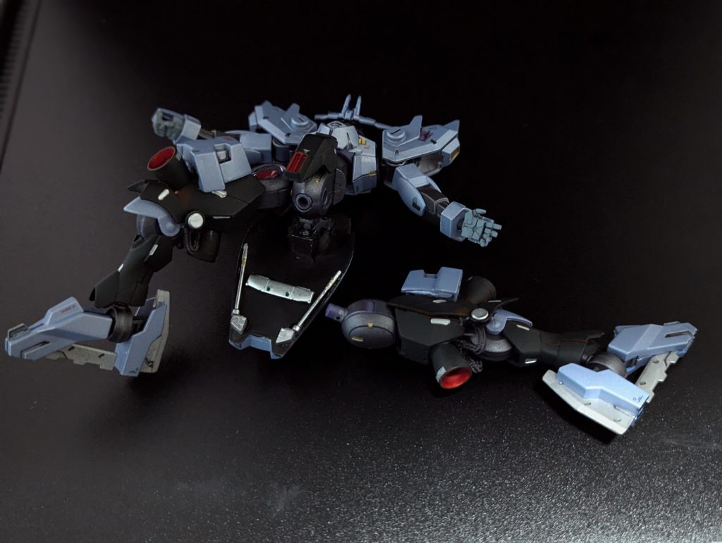 腰アーマーの内部はすっからかんで気になったため、エポキシパテで埋めて、上からディテールアップのパーツを銀塗りで貼り付け太ももにヴィダールの足アーマーを上下逆さにしてくっつけバーニアを足の前後面にくっつけ足首から下はヴィダールをポン付け　足裏ブレードなるかっこよすぎ武装