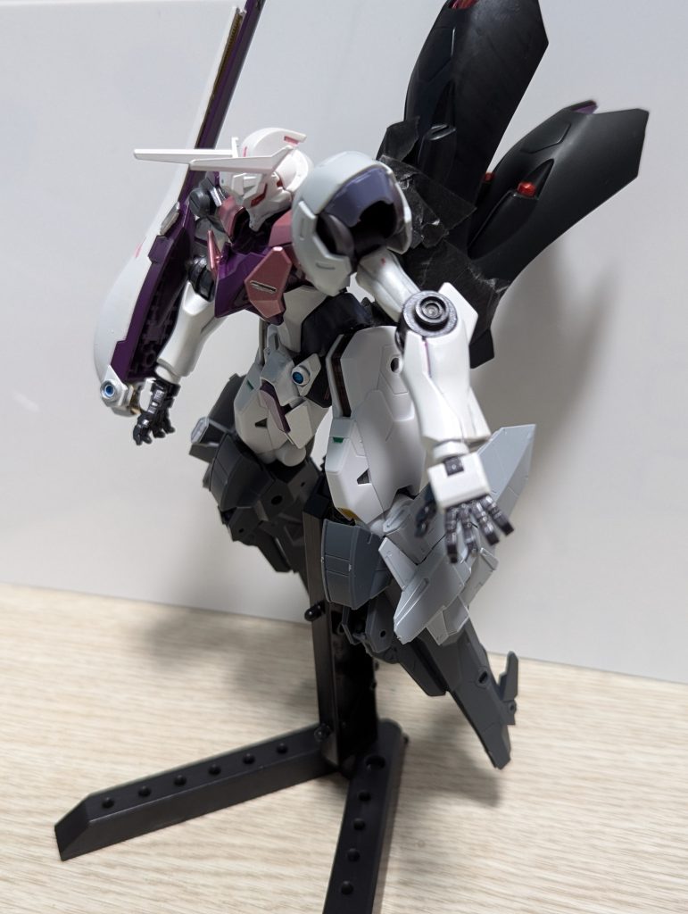 【製作】ミキシング顔:ジャスティマ身体:ファラクトバックパック:ミカエリス肩:左ファラクト、右ミカエリス腕:ファラクトお尻:カバカーリーの肩アーマー脚:膝より上エアリアル改、膝下30mm 製作の発端有名な敵機体であるキュベレイの改造機はいつか作成したいとおもっており、ジャスティマのイケメンキツネフェイスがキュベレイの系列機に適していると考え作成開始。