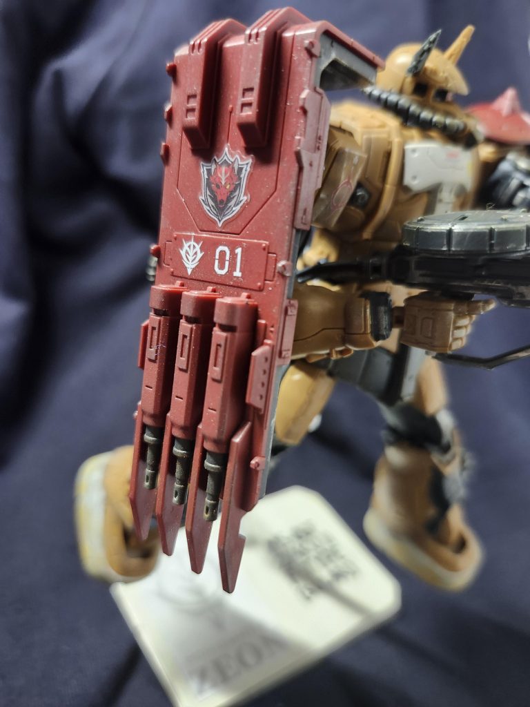 ショルダーシールドには水転写デカールとマーキングシールを。エッジ、砲口部分にウェザリングマスターを使用。