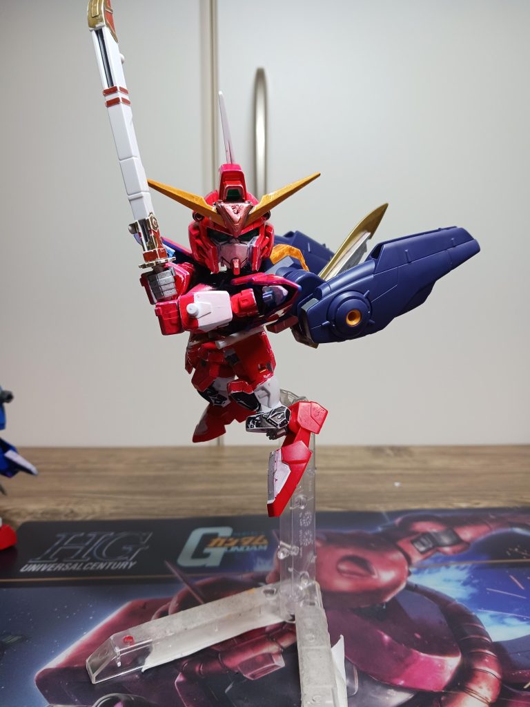 イモジャは、剣士ではないため刀の使い方が少し独特で鞘をつけっぱなしで戦うものだと思ってたため鞘を頑丈にしてもらっている。