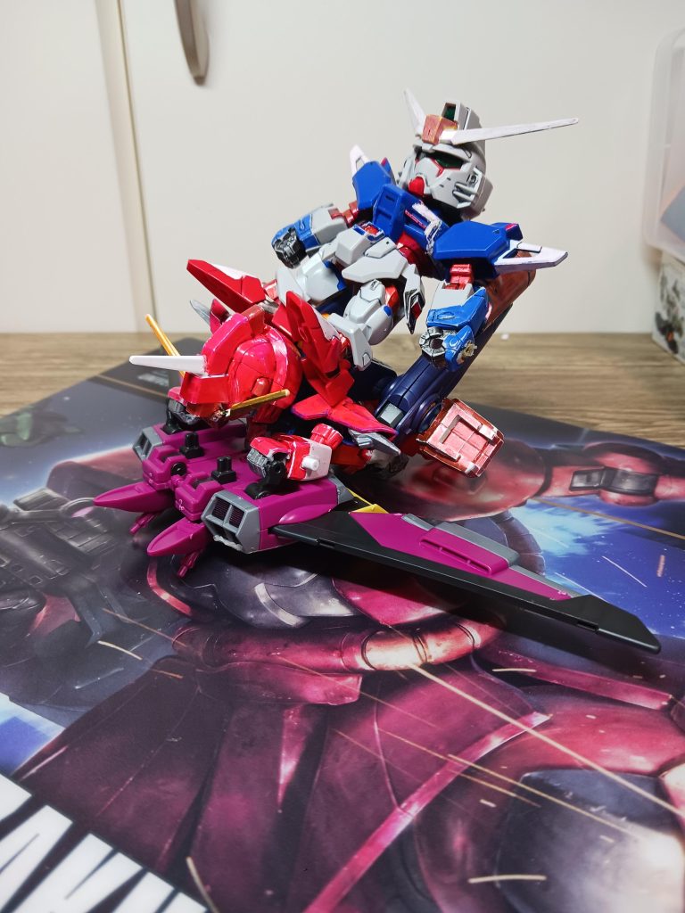 こういう風に運搬も可能だが振り落とされたり、大気圏突入だと燃えてしまうため注意が必要。この後デスティニーは落とされている。一応これだけで地球から宇宙へ行くことが出来る。今回は以上となります。詳しいことは、僕のチャンネル、「ライトのガンプラ動画」で紹介しているので見てもらえるとありがたいです🙇♀️ご覧いただきありがとうございましたm(_ _)m