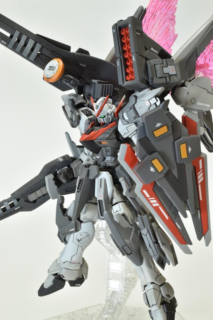 両肩のIフィールドジェネレーターは、プラ板を中心にディテールアップ。両膝のアーマーも同様です。胴は2mmほど延長しました。