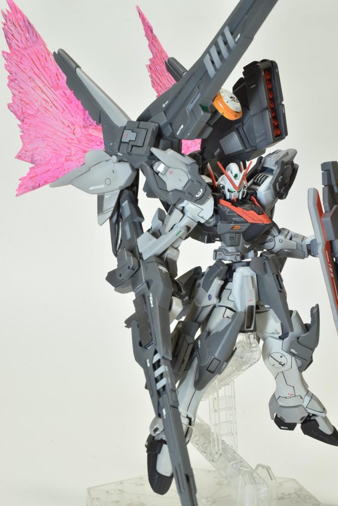 メガビームライフルはミキシングとプラ板でディテールアップしています。排熱ダクト的に見えてれば幸いです…。カラーリングは悩みましたが、グレーを中心とする方向で配色しました。