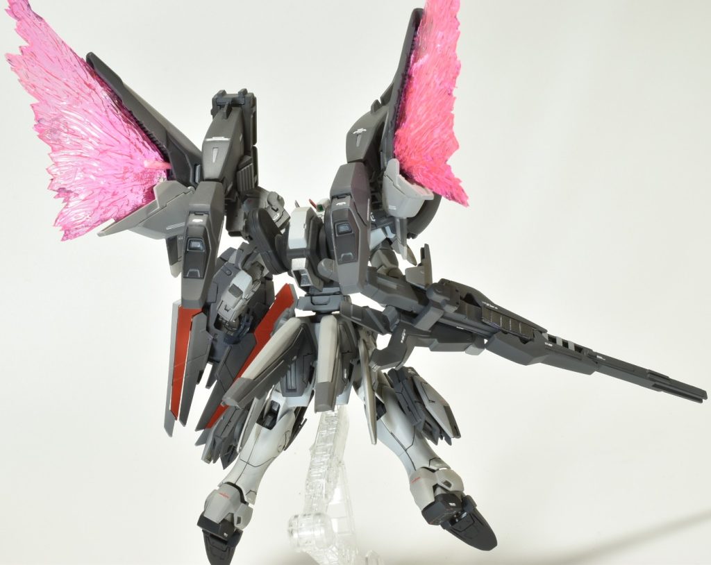 余剰パーツにミノフスキー・ドライブがあったため、腰に増設してみました。バックパックはミラソウル社製フライトユニットをベースに置き換えました。キャリバーンのロッドライフルのパーツを接続してみました。