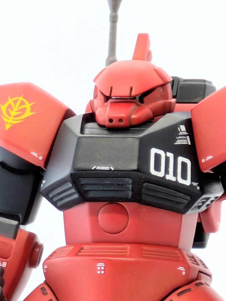 目つきを悪くしております。結果、モノアイとモノアイシールドを入れてるんですが全然見えない。にんともかんとも。