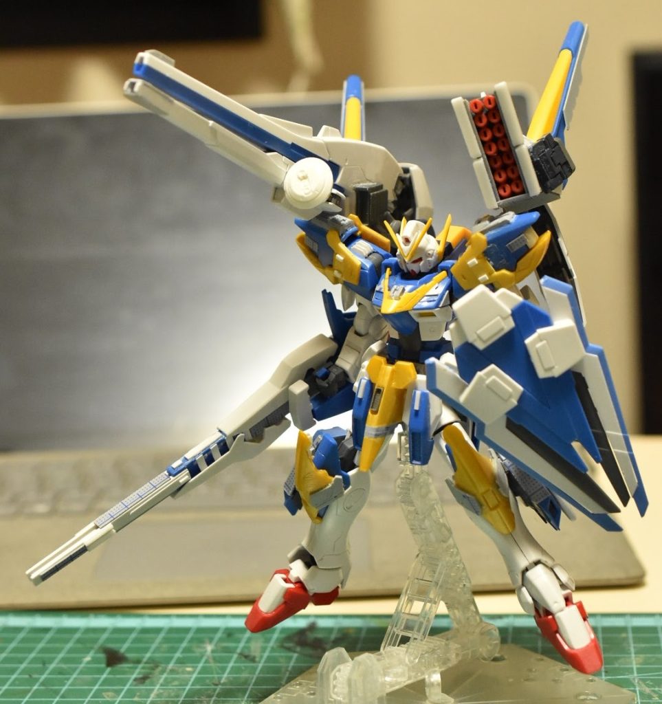 制作途中頭部だけでなく全体的に丸みのあるデザインなので、パーツ構成や面出しでシャープになるように努力しました。（実現できているのかは…笑）