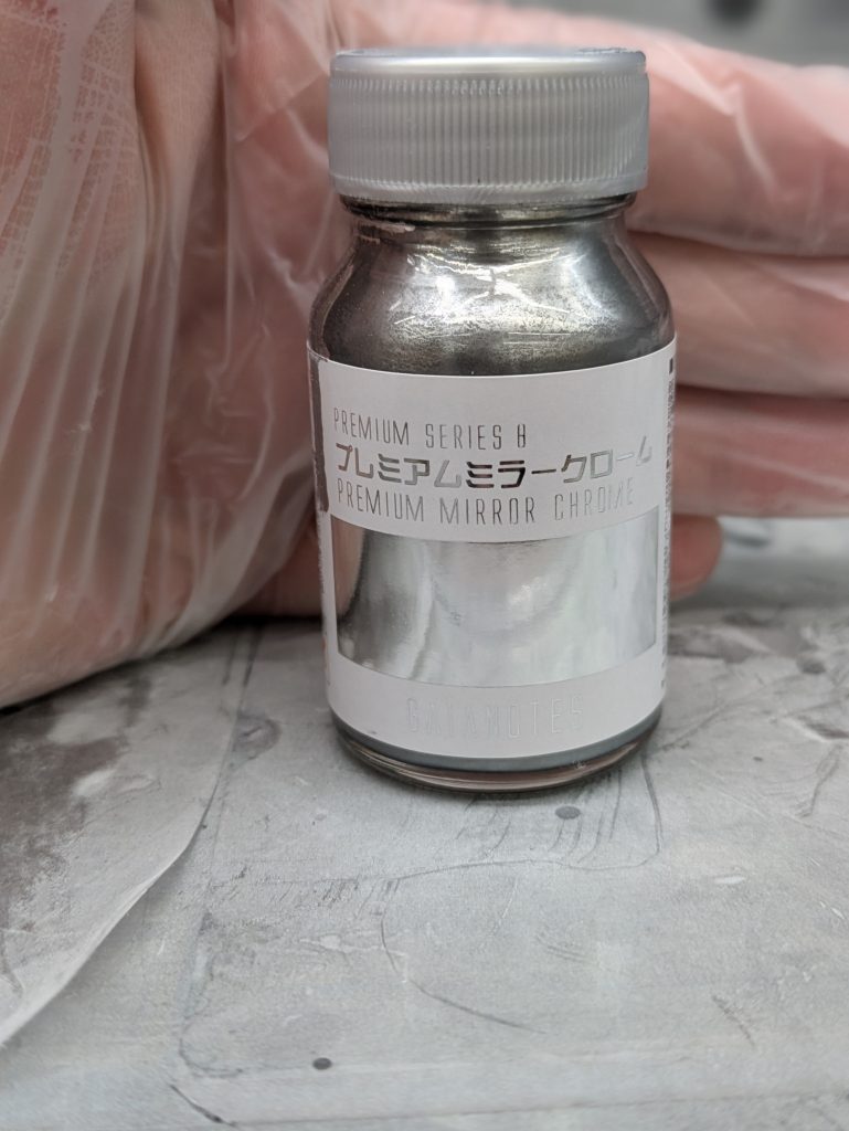 ド戦犯この塗料は最高です、神です。でもEGとクソ相性わるいですね。 基本的にサフ▶ツヤ黒▶ミラークロームなのですが今回は公式にのっとってツヤツヤに磨いたノンサフでやったら、細かい傷が浮き出てくる浮き出てくる。EGはHGと違ってプラスチックが柔らかいのを忘れてました…むむむ…。