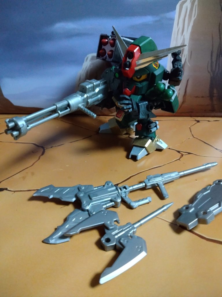 この夏にガンプラ一番くじでゲットした武装パーツを少し加工して持たせてます＼⁠(⁠^⁠o⁠^⁠)⁠／クジでゲットした瞬間に持たせるならSDガンダムしかないと、ひらめき(⁠｡⁠•̀⁠ᴗ⁠-⁠)⁠✧コマンドガンダムを購入しましたよ。